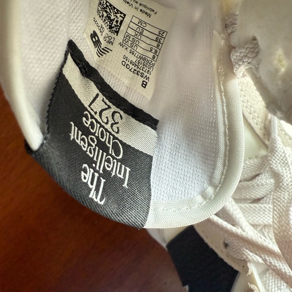 New Balance 327 White and Black, SIZE 8. LIKE NEW ON THE OUTSIDE. No Box. - Picture 8 of 9